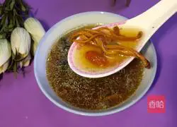 Illustration of how to stew black-bone chicken soup with cordyceps, flowers and wolfberry 5