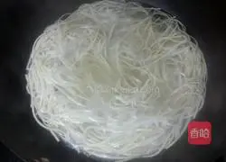 Illustration of how to make braised noodles with Western red eggs and eggs 2