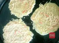 Illustration of how to make egg and potato shredded cake 4