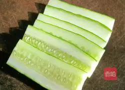 Illustration of how to make luncheon meat and egg sandwiches 2