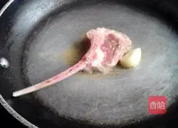 French pan-fried lamb chops with brandy braise Illustration of how to make pepper porcini juice 15