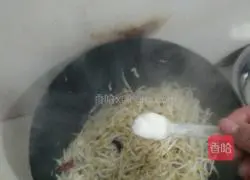 Illustration of how to make stir-fried mung bean sprouts 3