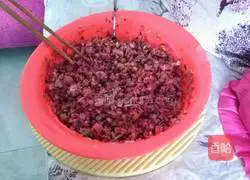 Illustration of how to make siu mai with kimchi and pork stuffing 2