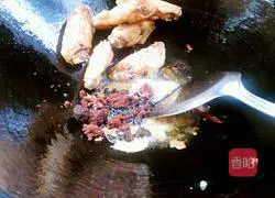 Illustration of braised chicken wings with mushrooms 10