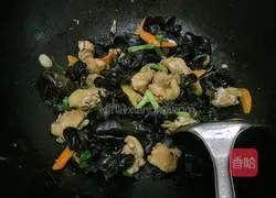 Illustration of how to make fried chicken with fungus 6