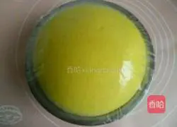 Illustration of how to make raisin and carrot bread rolls 4