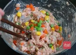 Illustration of how to make crystal shrimp steamed dumplings 4