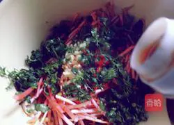 Illustration of how to make cold folded ear root 8