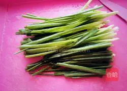 Illustration of how to make shredded radish with scallion oil 3
