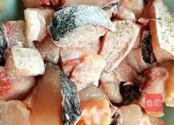 Illustration of how to make spicy fish cubes 6