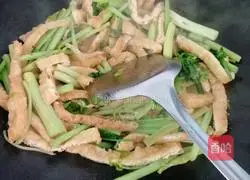 Illustration of how to make celery and dried tofu 5