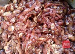 Illustration of how to make shredded pork with Beijing sauce 1