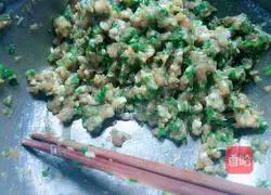 Illustration of how to make thousands of meat rolls with dipping sauce 5