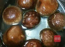 Illustration of how to make braised rapeseed with soy sauce mushrooms 2