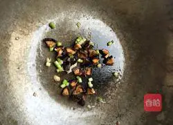 Illustration of how to make fried rice noodles with carrots and eggs 4