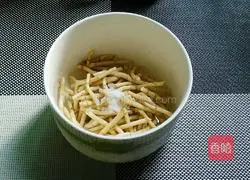 Illustration of how to make cold Houttuynia cordata 2