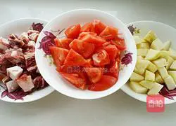 Illustration of how to make beef stew with tomatoes and potatoes 1