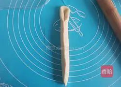 Illustration of how to make light butter caterpillar bread 9