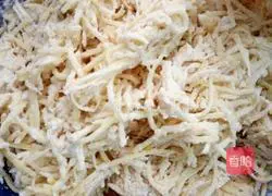 Illustration of traditional Shaanxi potato taro making 4