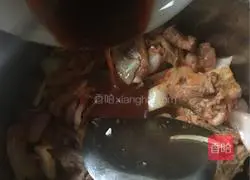 Illustration of how to make kimchi pork ribs pot 8