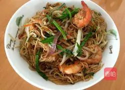 Illustration of how to make fried rice noodles with three shredded shrimps 6
