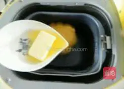 Illustration of how to make raisin and carrot bread rolls 2