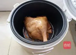 Illustration of how to make three cups of duck in rice cooker 6