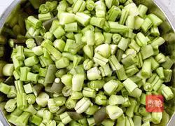 Illustration of how to make braised noodles with pork and beans 1