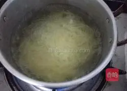 Illustration of how to make Hong Kong style noodles 3