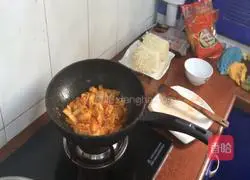 Illustration of how to make golden needle beef kimchi pot 1