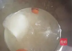 Illustration of how to make rock sugar, snow pear, wolfberry and white fungus soup 6