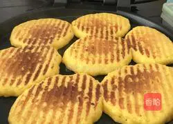 Illustration of how to make golden corn cake 11