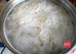 Illustration of how to make braised noodles with diced pepper and pork 1