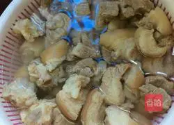 Illustration of how to make braised pig trotters and chicken feet 6