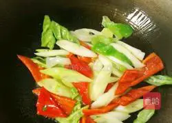 Illustration of how to make stir-fried beef jerky 5