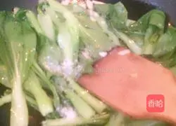Illustration of how to make stir-fried Shanghai greens 4