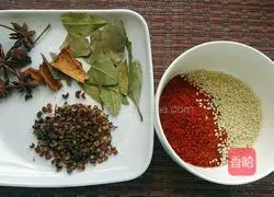 Illustration of making homemade chili red oil and oily spicy seeds 1