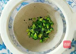 Illustration of how to make fried egg and ham pizza 2