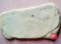 Illustration of how to make braided bean paste toast 10