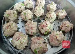 Illustration of how to make carrot balls 4