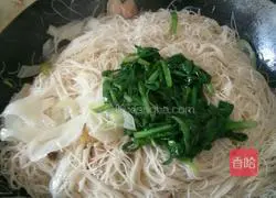 Illustration of how to make fried rice noodles (home-style thick rice noodles) 7