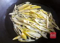 Illustration of how to stir-fry pork with spring bamboo shoots 4