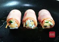 Illustration of how to make cantaloupe bacon rolls 6