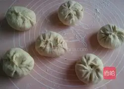 Illustration of how to make bean paste flower bread 6