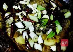 Illustration of how to cook large iron pot stickers and pancakes with small fish 3