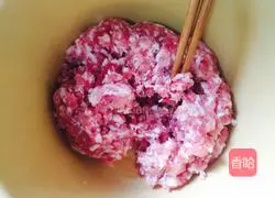 Illustration of how to make cabbage and pork spring rolls 2