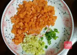 Cucumber, pork ribs and fried chicken in sauce Illustration of Ding's practice 3