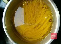 Illustration of how to make beef bone soup noodles 7