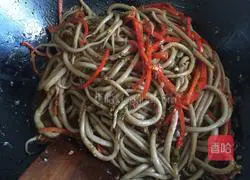 Illustration of how to make spicy noodles with skewers 15