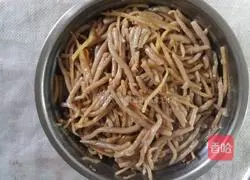 Illustration of how to make fried noodles with shredded potatoes 9